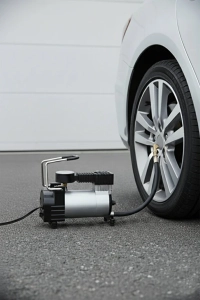 Taşınabilir Mini Kompresör 12V 120W - Araç Çakmak Girişli Lastik Şişirme Pompası (100 PSI)